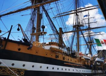 Amerigo Vespucci “la più bella del mondo” approda a Napoli nella sua ultima tappa campana