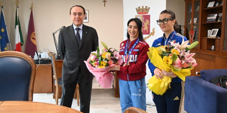 Il Questore di Potenza Giuseppe Ferrari accoglie le sorelle D’Onofrio: “Orgoglio della Basilicata e dell’Italia”