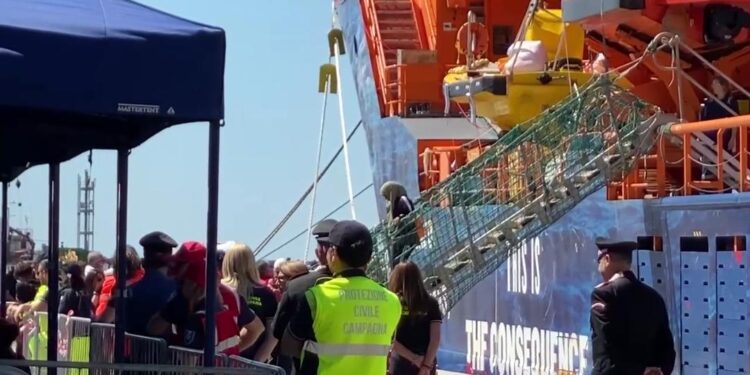 La nave ONG Solidaire sbarca a Salerno: a bordo 252 migranti