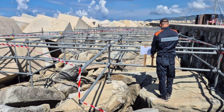 Controlli demaniali della Guardia Costiera: sequestrata area occupata abusivamente nel porto di Acciaroli