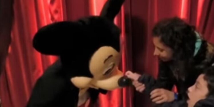Il sogno di Samuele: un bacio a Topolino e la magia che vince sul dolore