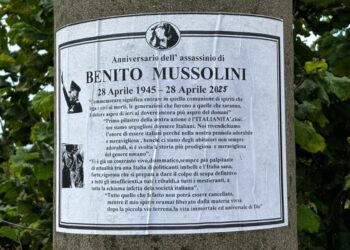 Manifesti pro-Mussolini tra Montecorvino Rovella e Olevano: sventola anche la bandiera della RSI