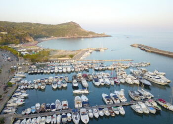 Scivola e sbatte la testa mentre è in barca a vela a Marina di Camerota: paura per un turista francese