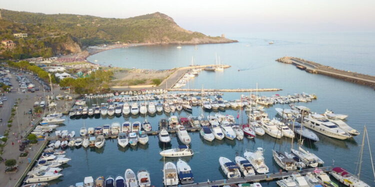 Scivola e sbatte la testa mentre è in barca a vela a Marina di Camerota: paura per un turista francese