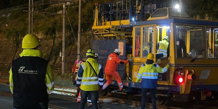 Esercitazione della Protezione Civile nella galleria Santa Lucia, sulla linea Napoli- Salerno- Battipaglia