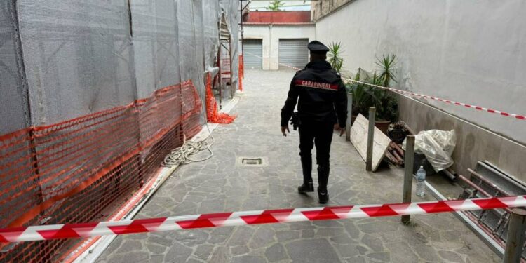 Cade dalla scala e muore sul colpo: cordoglio a Scafati per un operaio sessantenne