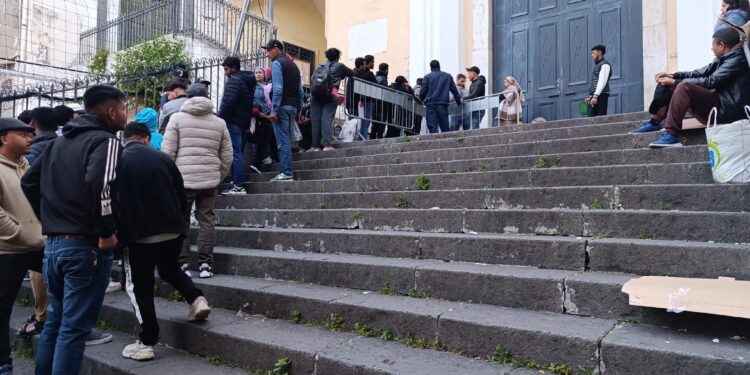 A Salerno l’eterna fila dei richiedenti asilo davanti alla Questura in attesa dei documenti