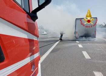 Autobotte in fiamme sull’A2 del Mediterraneo. Disagi al traffico a Pontecagnano