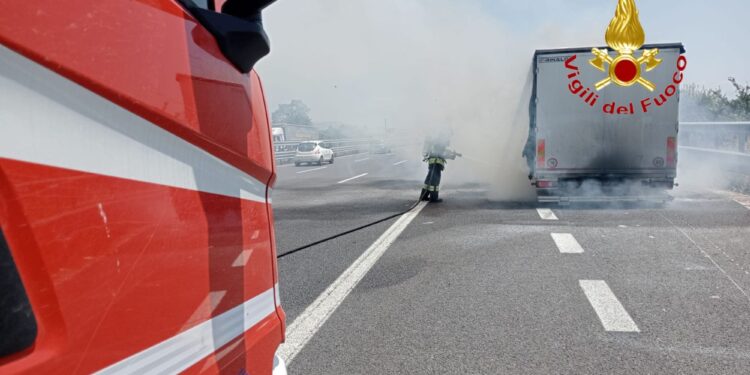 Autobotte in fiamme sull’A2 del Mediterraneo. Disagi al traffico a Pontecagnano