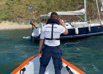 Imbarcazione a vela incagliata ad Agropoli: salvati 4 diportisti dalla Guardia Costiera