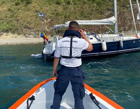 Imbarcazione a vela incagliata ad Agropoli: salvati 4 diportisti dalla Guardia Costiera