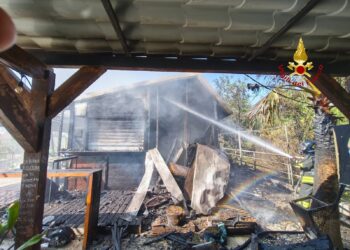 Policoro, incendio in un locale sul lungomare: indagini in corso