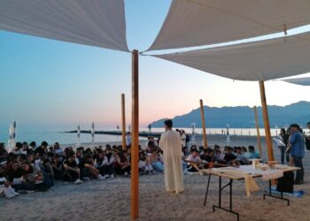 A Salerno Don Roberto Faccenda celebra una messa in spiaggia e benedice le penne dei maturandi