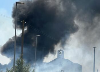Vasto incendio a Bernalda: fiamme lambiscono le abitazioni, il Comune lancia l’allarme alla popolazione