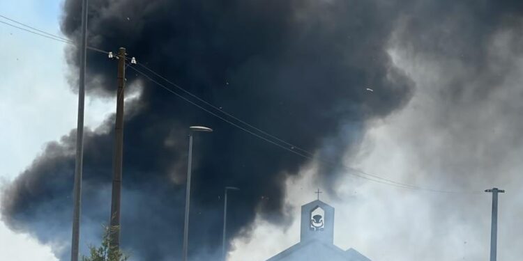 Vasto incendio a Bernalda: fiamme lambiscono le abitazioni, il Comune lancia l’allarme alla popolazione