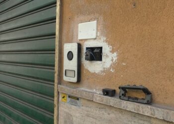 Salerno, assalto lampo a gioielleria: banda incappucciata ruba preziosi per quasi un milione in 4 minuti