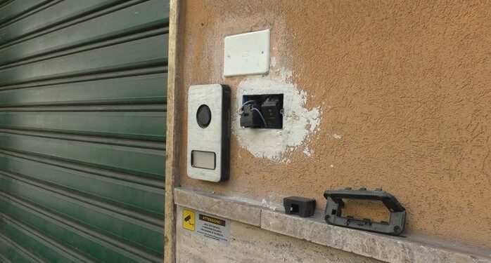 Salerno, assalto lampo a gioielleria: banda incappucciata ruba preziosi per quasi un milione in 4 minuti