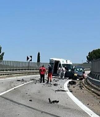 Scontro tra auto e camion sulla Bradanica, tra Melfi e Lavello:il mezzo pesante rischia di cadere da un viadotto