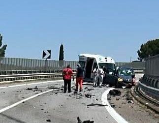 Scontro tra auto e camion sulla Bradanica, tra Melfi e Lavello:il mezzo pesante rischia di cadere da un viadotto