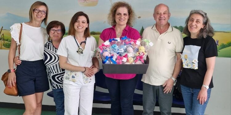 L’Associazione “L’arte nelle mani” dona “Polipetti all’uncinetto” al reparto di pediatria di Polla