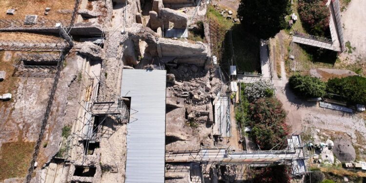 Scosse ai Campi Flegrei, crolli a Pompei: cedimento in un’area in restauro