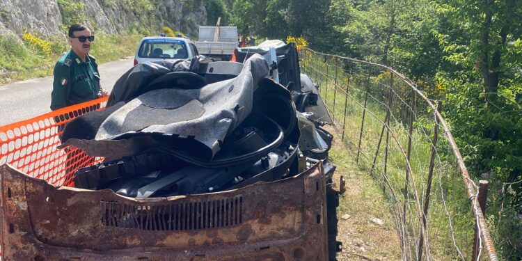 Auto rubate smontate e gettate nei dirupi a Cava e Pellezzano: rimosse dopo segnalazione dell’Aisa di Salerno