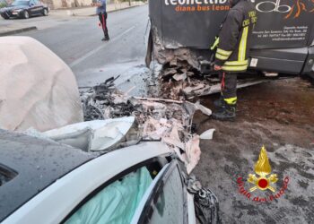 Scafati, auto si schianta contro bus e prende fuoco