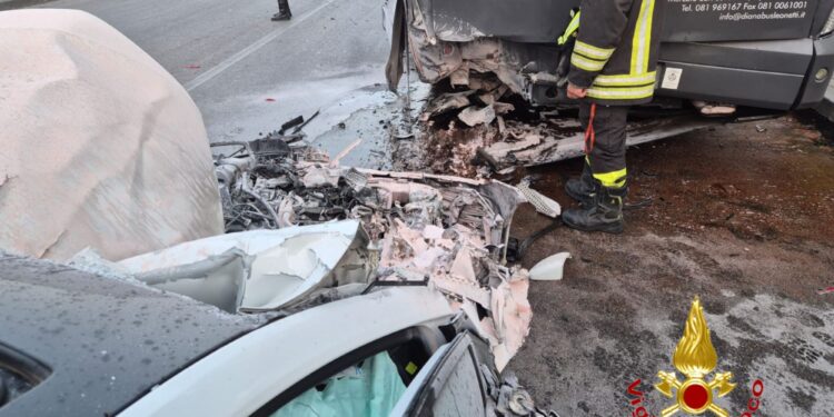 Scafati, auto si schianta contro bus e prende fuoco