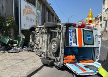 Scontro tra ambulanza e auto a Salerno: feriti due autisti e paziente