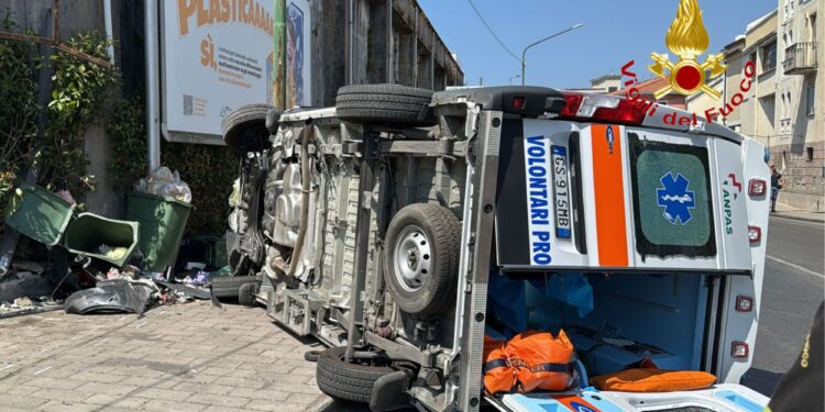 Scontro tra ambulanza e auto a Salerno: feriti due autisti e paziente