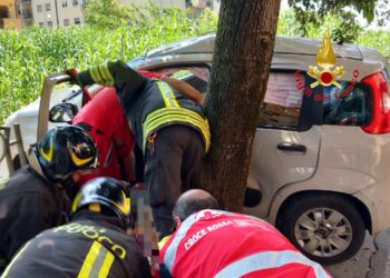 Salerno, colta da malore si schianta con l’auto contro un albero ed una ringhiera