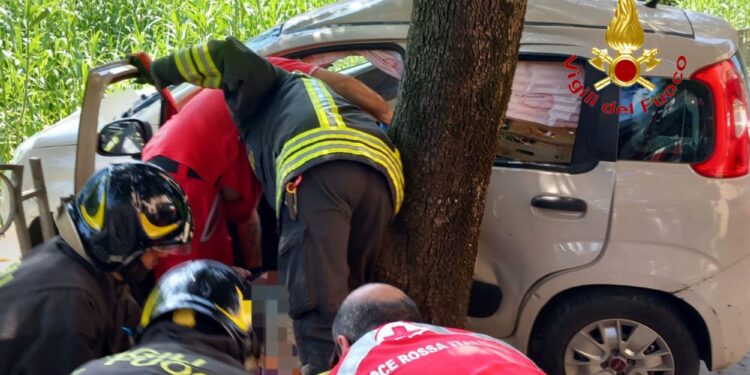 Salerno, colta da malore si schianta con l’auto contro un albero ed una ringhiera