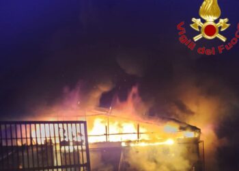 Incendio devasta capannone a Angri: struttura collassata, fiamme domate dopo ore