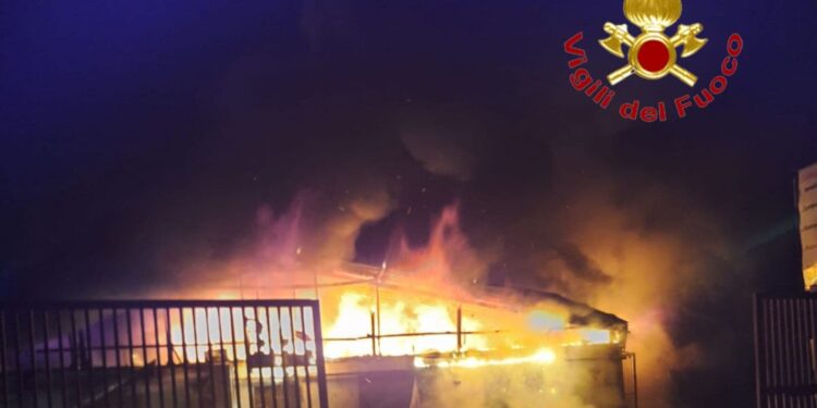 Incendio devasta capannone a Angri: struttura collassata, fiamme domate dopo ore