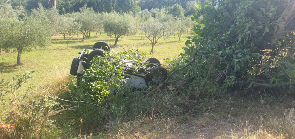 Teggiano, auto si ribalta sulla SP263: paura per un uomo – Italia2news