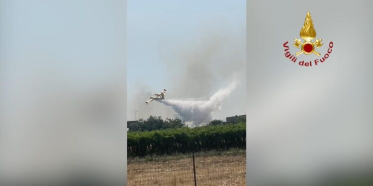 Domati gli incendi a Bernalda e Ferrandina: famiglie evacuate rientrano in casa. Non si esclude il dolo