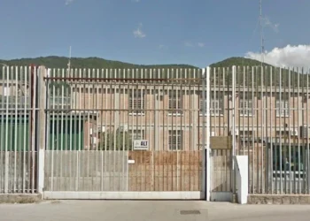 Carcere di Fuorni detenuto salva un compagno dal suicidio nel carcere