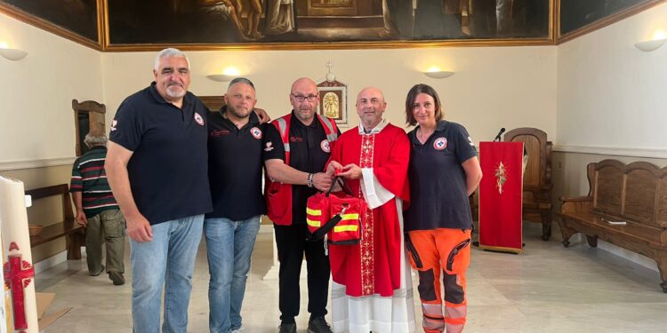 Zaino di primo soccorso donato dall’associazione Colomba soccorso alla chiesa di Silla