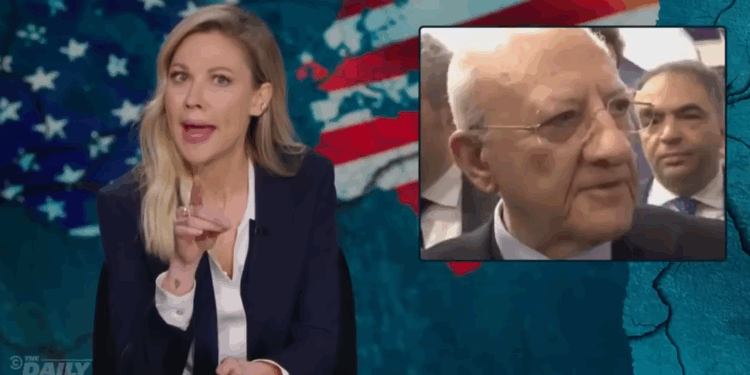 “De Luca show”: il Governatore della Campania finisce al programma satirico americano “Daily Show”