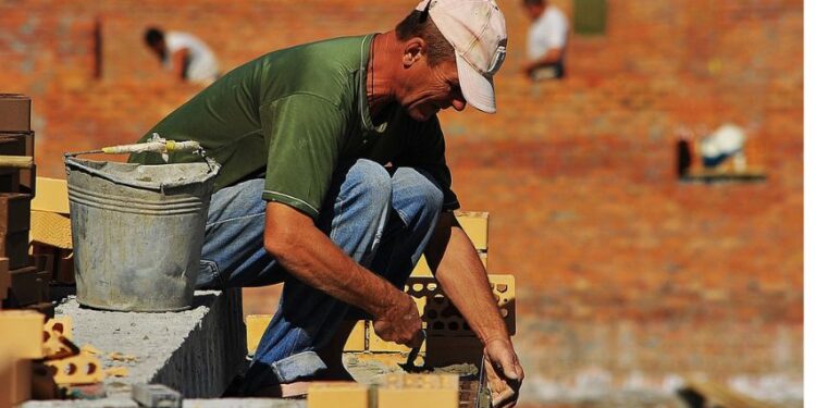 Emergenza caldo, Feneal Uil Salerno chiede il “Decreto Caldo” alla Regione: “Tutelare subito i lavoratori edili”
