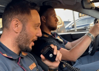 Torna in servizio Christian Di Martino, il poliziotto accoltellato a Milano un anno fa. Grande commozione tra i colleghi