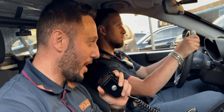 Torna in servizio Christian Di Martino, il poliziotto accoltellato a Milano un anno fa. Grande commozione tra i colleghi