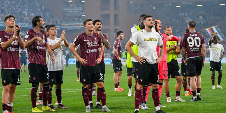 La Salernitana sconfitta e intossicata: la Samp vince 2-0, 14 tesserati in ospedale