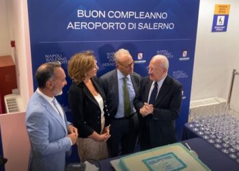 L’aeroporto di Salerno compie un anno e De Luca propone di aggiungere  “Vallo di Diano” nella denominazione