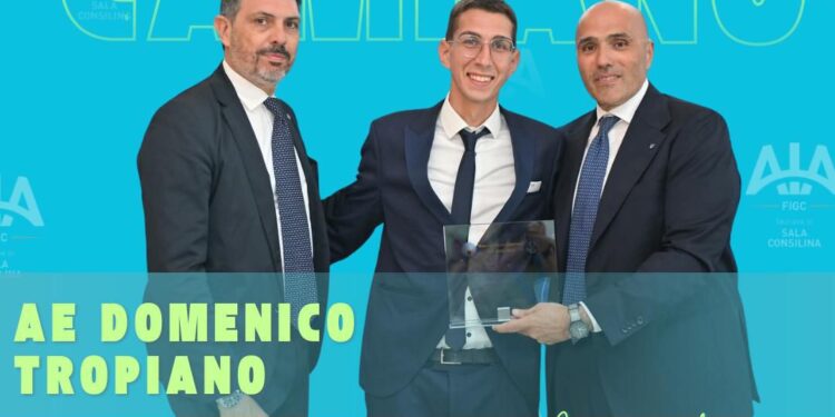 Domenico Tropiano premiato come miglior arbitro di calcio a 5 agli Awards calcio campano 2025
