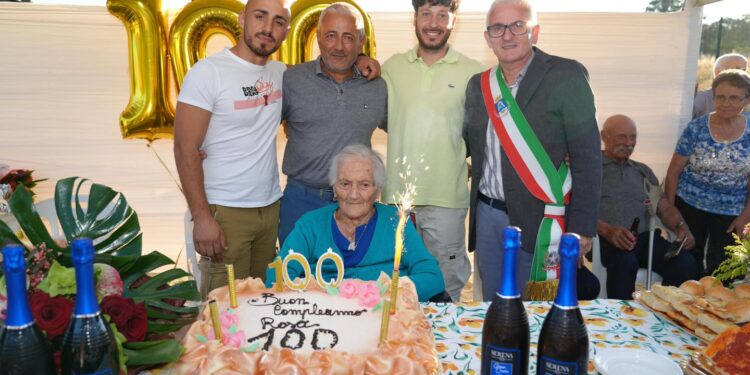 Un secolo di vita e saggezza: Sant’Angelo le Fratte celebra i 100 anni di nonna Rosa Parrella