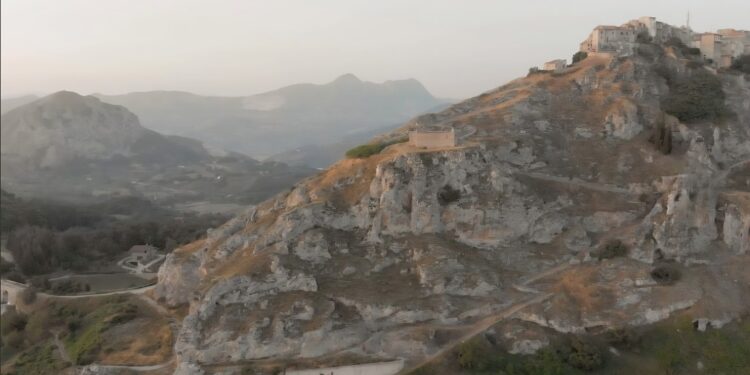 Caggiano. Messa in sicurezza della rupe e della Cappella di Santa Veneranda: lavori in corso nel centro storico
