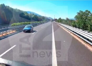 Auto contro mano in A2 tra Sala Consilina e Atena Lucana, intervento salvavita della Polizia Stradale