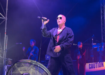 Franco Ricciardi infiamma Teggiano con i suoi successi e “Pop Medina”: un bagno di folla per il cantante napoletano