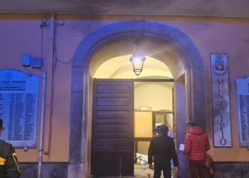 Danneggiamento aggravato dal metodo mafioso. Cinque indagati per la bomba al Comune di Castel San Giorgio